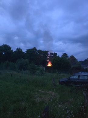 FW Datteln: Kleingebäudebrand - Gartenlaube in Vollbrand