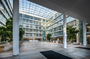 München: 950 m² LAMILUX PR60 Glasdach in NEWTON Bürogebäude der TÜV Süd Gruppe