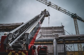 Feuerwehr Rostock: Feuerwehr Rostock: Arbeitsunfall erfordert Spezialeinsatz der Höhenrettung