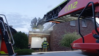 Feuerwehr Bremerhaven: FW Bremerhaven: Dachstuhlbrand eines Einfamilienhauses