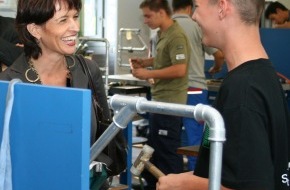 Schweiz. Technische Fachschule Winterthur: Bundesrätin Doris Leuthard drückt die Schulbank an der STFW