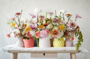 Blumenbüro: Bunte Blumen treffen auf bayerische Lebensfreude / Wiesn-Feeling mit Alstromerie, Chrysantheme und Beerenzweigen