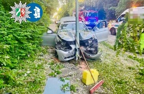 Polizei Duisburg: POL-DU: Alt-Homberg: BMW kollidiert mit Straßenlaterne