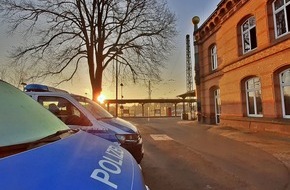 Bundespolizeiinspektion Bremen: BPOL-HB: Bundespolizeiliche Maßnahmen führen zu Aufgriffen: Beamte stellen einen gewaltbereiten Mann am Bahnhof Uelzen. Ein weiterer trägt ein Messer in der Hand.