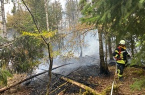 Feuerwehr, Katastrophenschutz und Rettungsdienst Rheingau-Taunus-Kreis: FW Rheingau-Taunus: Erstmeldung: Waldbrand zwischen Bad Schwalbach-Hettenhain und Taunusstein-Seitzenhahn - rund 150 Einsatzkr&auml;fte im Einsatz