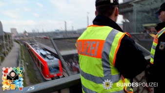 Bundespolizeidirektion München: Bundespolizeidirektion München: Gefährlicher Eingriff in den Bahnverkehr / Wiesnbesucher betritt Gleise zum Urinieren