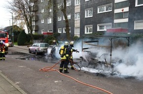 Feuerwehr Essen: FW-E: Smart und Tandem-Achs-Hänger ausgebrannt, keine Verletzten