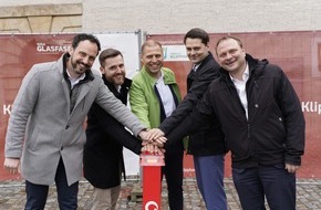 Vodafone GmbH: Glasfaser für die Gemeinde Klipphausen: Erste Kunden surfen schon mit Lichtgeschwindigkeit