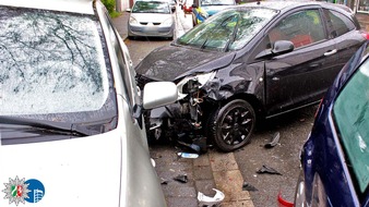 Polizeipräsidium Oberhausen: POL-OB: Insgesamt fünf Fahrzeuge bei Verkehrsunfall beschädigt - Führerschein beschlagnahmt - Eine Person leicht verletzt