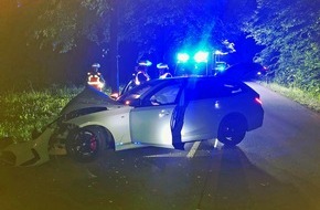 Polizei Mettmann: POL-ME: Von Fahrbahn abgekommen und verunfallt - 55-Jähriger leicht verletzt - Haan - 2306015
