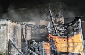 Feuerwehr Essen: FW-E: Gartenlaube brennt unmittelbar neben einem Handwerksbetrieb, keine Verletzten