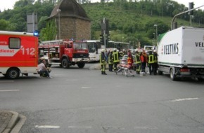 Feuerwehr der Stadt Arnsberg: FW-AR: Zwei Verletzte bei Kollison vor Arnsberger Altstadttunnel