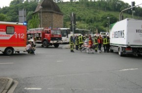 Feuerwehr der Stadt Arnsberg: FW-AR: Zwei Verletzte bei Kollison vor Arnsberger Altstadttunnel