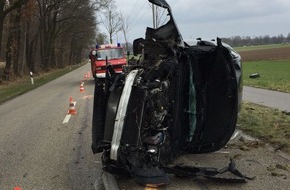 Freiwillige Feuerwehr Bedburg-Hau: FW-KLE: Schwerer Verkehrsunfall / Fahrzeug prallt gegen Baum und schleudert über die Fahrbahn