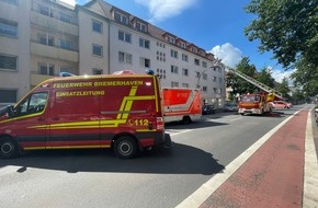 Feuerwehr Bremerhaven: FW Bremerhaven: Personenrettung mit Drehleiter führt zu Straßensperrung
