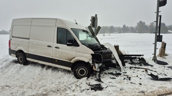 Polizeidirektion Bad Segeberg: POL-SE: Klein Offenseth-Sparrieshoop - Zusammensto&szlig; zwischen Transporter und AKN-Zug