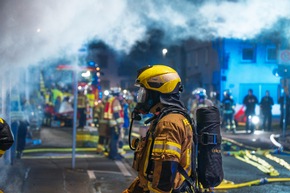 FW Menden: Gaststätte in Vollbrand - Feuerwehr rettet sechs Bewohner