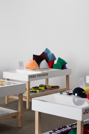 Julian Zigerli und weitere im Pop-up-Store des Kunstmuseums St.Gallen