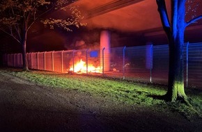 Polizei Duisburg: POL-DU: Untermeiderich: Wohnwagen komplett ausgebrannt - Wer hat verdächtige Beobachtungen gemacht?