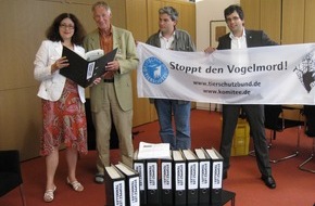 Deutscher Tierschutzbund e.V.: Tausendfacher Protest gegen Singvogelfang in Frankreich: Mehr als 27.000 Unterschriften an Monika Griefahn übergeben (mit Bild)