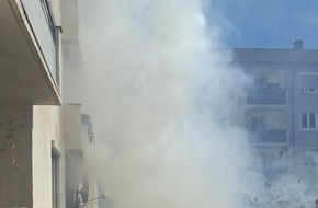 Feuerwehr Stuttgart: FW Stuttgart: PKW-Brand droht auf Geb&auml;ude &uuml;berzugreifen