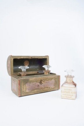 drom fragrances kostbare historische Flakons in einer außergewöhnlichen Ausstellung zum Thema &quot;die Erfindung des modernen Parfüms&quot; im künstlerischen Lalique Museum