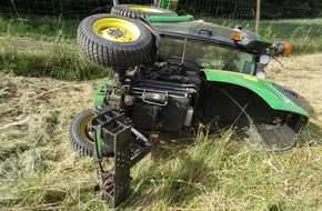 Polizeidirektion Wittlich: POL-PDWIL: Arbeitsunfall bei Mulcharbeiten, Traktor stürzt um