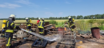 Freiwillige Feuerwehr Gemeinde Schiffdorf: FFW Schiffdorf: Feuer auf landwirtschaftlichen Betrieb - Ausbreitung kann verhindert werden
