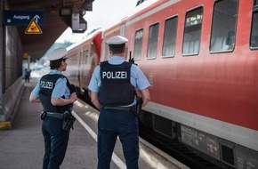 Bundespolizeidirektion München: Bundespolizeidirektion München: Fremdes Zugticket und bearbeiteter Aufenthaltstitel/ Bundespolizei zeigt Jugendliche an