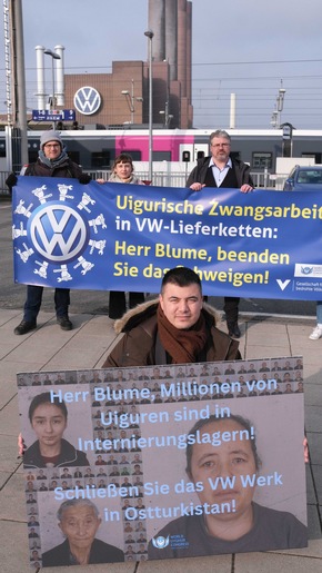 Fotos von Menschenrechtsaktion in Wolfsburg: Gegen uigurische Zwangsarbeit in VW-Lieferketten