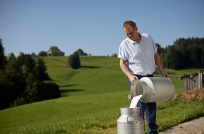 LIDL Schweiz: Più benessere degli animali e biodiversità: Lidl Svizzera converte l'intero assortimento di latte fresco
