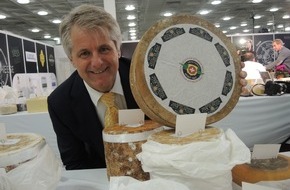 Affineur Walo von Mühlenen: Der Schweizer Affineur Walo von Mühlenen ist erneut einer der erfolgreichsten Teilnehmer am World Cheese Award 2014 mit insgesamt 9 Auszeichnungen (BILD)