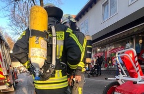 Freiwillige Feuerwehr Horn-Bad Meinberg: FW Horn-Bad Meinberg: Zimmerbrand mit zwei verletzten Personen - Wohnung unbewohnbar