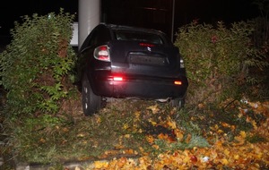 Polizei Hagen: POL-HA: Auto im Gebüsch - Verkehrsunfallflucht