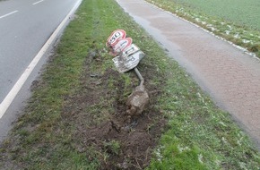 Polizeipr&auml;sidium Krefeld: POL-KR: Krefelder f&auml;hrt Verkehrsschild um und verliert sein Kennzeichen am Unfallort