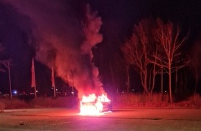 Freiwillige Feuerwehr Gemeinde Schiffdorf: FFW Schiffdorf: Pkw brennt lichterloh in Flammen