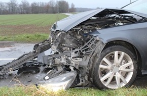 Polizei Minden-Lübbecke: POL-MI: Kleinwagen schleudert nach Zusammenstoß in Oberbauerschaft auf Feld