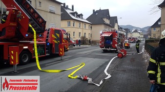 Feuerwehr Plettenberg: FW-PL: OT-Ohle. Feuerwehrmann bemerkt Rauchentwicklung aus Gebäude.Schornsteinbrand.