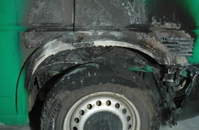 Polizeidirektion Göttingen: POL-GOE: (167/2008) Erneut Brandanschlag auf Polizeifahrzeug verübt - VW Bus der Bundespolizei beschädigt