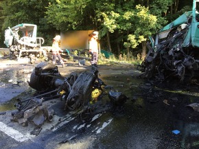 FW-AR: LKW-Unfall auf der BAB 445 bei Neheim fordert zwei Schwerstverletzte