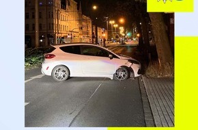 Polizei Duisburg: POL-DU: Alt-Hamborn: Alkoholisierter Autofahrer kollidiert mit einem Baum