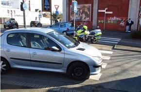 Polizei Mettmann: POL-ME: E-Scooter-Fahrer schwer verletzt - Langenfeld - 2302029