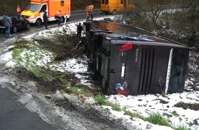 Polizei Düren: POL-DN: Omnibus kippte in die Böschung