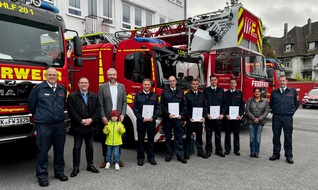 Feuerwehr Lüdenscheid: FW-LÜD: Feuerwehr Lüdenscheid rüstet auf / Zahlreiche Lehrgangsabschlüsse, Ernennungen und Beförderungen bei der Feuerwehr