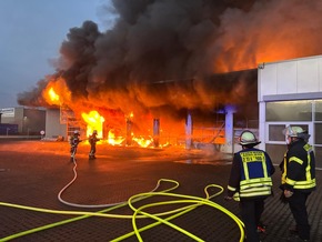 FW-AR: Brand in Arnsberger Gewerbehalle