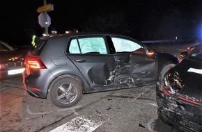 Kreispolizeibehörde Höxter: POL-HX: Drei Autos bei Unfall beschädigt