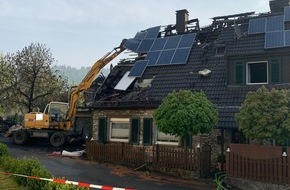 Feuerwehr Plettenberg: FW-PL: OT-Kückelheim. Brand von mehreren PKW und Carport wird zu Großfeuer.