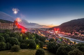 Heidelberg Marketing GmbH: Roter Feuerschein und funkelnder Himmel