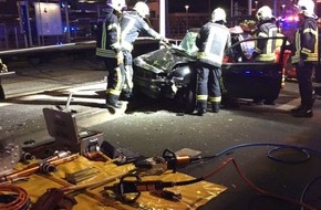 Feuerwehr Gelsenkirchen: FW-GE: Auto verunfallt in Straßenbahnhaltestelle