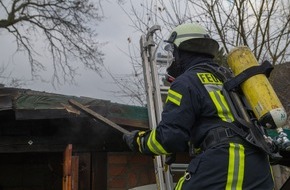 Freiwillige Feuerwehr Menden: FW Menden: Brennende Gartenhütte in Halingen